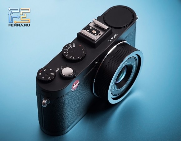 Фотокамера Leica X2 на крышке Lenovo U310