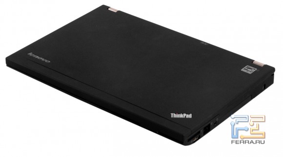 Закрытый Lenovo ThinkPad X230, вид в три четверти