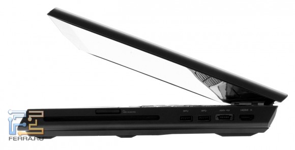 Ноутбук Alienware M17x в полу-открытом состоянии